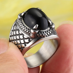 Anello artiglio di drago hip hop in acciaio al titanio con onice nero ovale grande