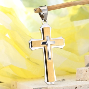 Detail van drielaagse roestvrijstalen kruishanger met goudgeborstelde afwerking en zilver