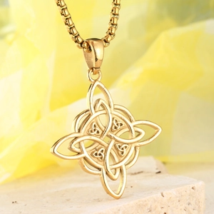 Collana vintage con ciondolo a nodo celtico dorato e robusta catena a scatola
