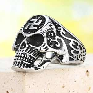 Gros plan sur une bague tête de mort rétro en acier avec gravures florales détaillées