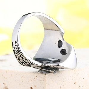 Bague tête de mort vintage en argent avec gravures florales sur un socle en pierre