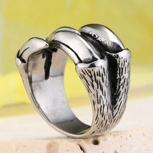 Vue latérale de la bague griffe en acier inoxydable avec détails d'écailles et fini antique