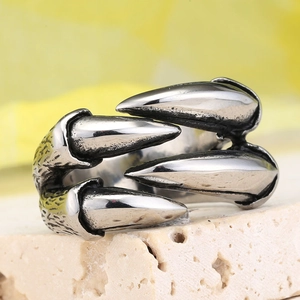 Vue macro détaillée de la bague punk griffe d'animal avec des textures d'écailles