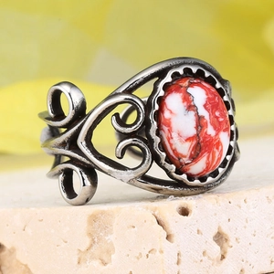 Bague vintage argentée ajourée avec cœurs et pierre marbrée rouge ovale