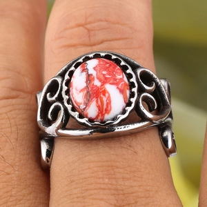 Bague vintage avec pierre rouge et motifs floraux ciselés au design argent antique