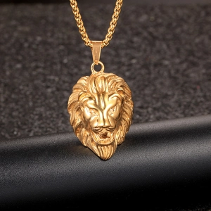 Primer plano macro de un colgante de cabeza de león dorado con detalles de estilo hip-hop