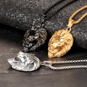 Collares con colgante de cabeza de león vintage en negro, oro y plata sobre roca