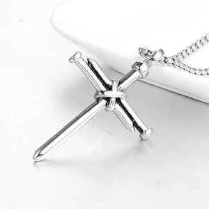 Collier croix punk en acier titane avec trois clous argentés entrelacés sur chaîne box