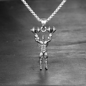 Collana fitness in argento con uomo muscoloso che solleva un bilanciere su sfondo scuro
