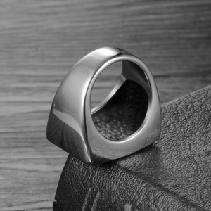 Bague large minimaliste en acier inoxydable poli avec texture intérieure alvéolée