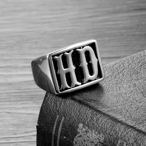 Bague rectangulaire en acier inoxydable pour homme avec lettrage HD sur fond de cuir vintage