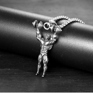 Vista macro di un ciondolo da bodybuilder con manubrio su una catena box argento