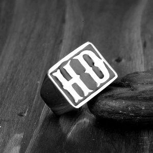 Chevalière pour homme en acier inoxydable avec gravure HD gothique sur fond de pierre noire