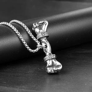 Macro-opname van de halterketting van titaniumstaal met gespierde arm hanger voor fitness