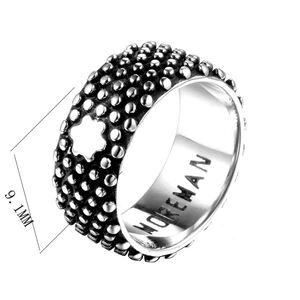 Makrodetail eines 9,1 mm Vintage Titanstahlrings mit Perlenstruktur und Blumenmuster