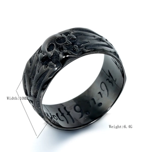 Detalle macro de un anillo gótico de calavera con alas y medida de 10 mm de ancho