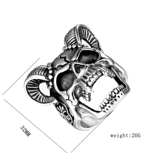 Detail view of steel ram skull ring with 32mm size and 20g weight specifications