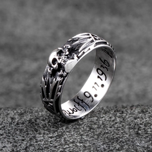 Anillo de calavera punk vintage en acero inoxidable oxidado con grabado en el interior