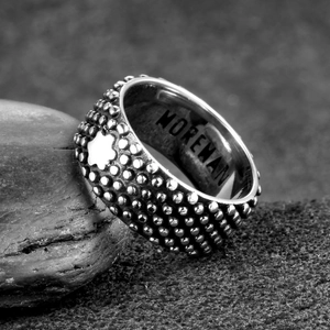 Vintage Herrenring aus Titanstahl mit Reliefstruktur und Hexagramm-Stern-Details