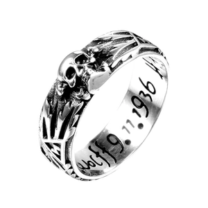 Primer plano de anillo de calavera vintage en acero con runas y grabado en el interior