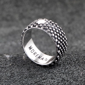 Herren Vintage Edelstahlring mit geprägten Perlen und Moreman Gravur Design