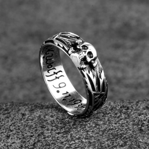 Anillo de calavera vintage en acero inoxidable con texturas de hojas y grabado interior