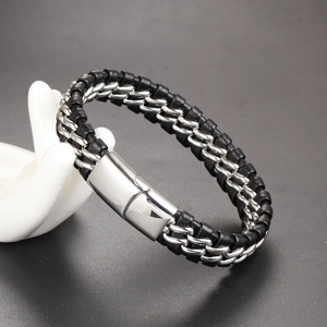 Dettaglio di bracciale intrecciato in pelle e acciaio da uomo con chiusura magnetica su modello