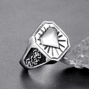 Bague gothique rétro en acier titane avec bouclier octogonal et relief de rose