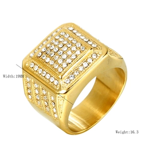 Dettagli larghezza 19mm e peso 16,3g dell'anello in acciaio dorato con doppia fila CZ