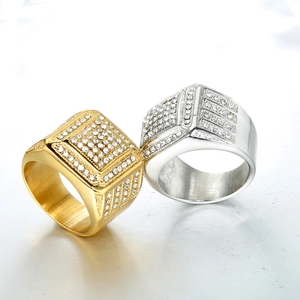 Dettaglio di anelli a sigillo hip-hop quadrati in oro e argento con cristalli pavé