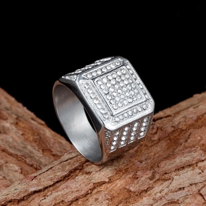 Anello uomo squadrato in acciaio inossidabile con doppia fila di cristalli pavé argento