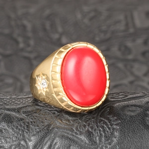 Bague vintage en acier inoxydable doré avec une grande pierre ovale rouge et gravures