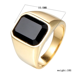 Dettaglio macro dell'anello maschile in acciaio con larghezza 15,5 mm e gemma