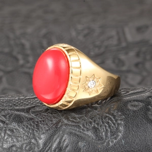 Bague vintage homme dorée avec pierre ovale rouge et gravures de soleil