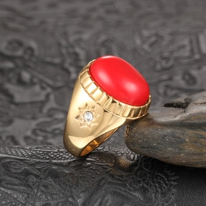 Bague vintage en acier titane plaqué or avec grand rubis ovale et gravure d'étoile