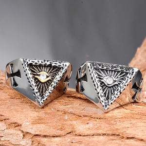 Anillo punk gótico de ojo que todo lo ve en acero de titanio para hombre con circón