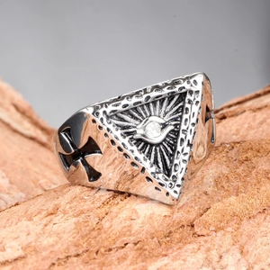 Anillo punk gótico para hombre de acero de titanio con ojo y circón sobre fondo de corteza