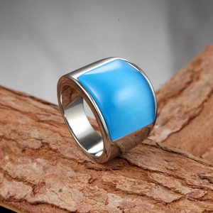 Détail d'une bague vintage pour homme en acier inoxydable sertie d'une pierre bleue