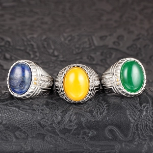 Vista macro de anillos de acero inoxidable con piedras de ágata ovaladas y grabados