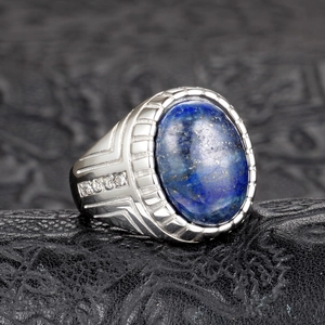 Macro de anillo para hombre en acero con lapislázuli azul ovalado y detalles de circonitas