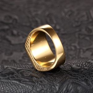Vue macro de la bague en acier inoxydable doré avec motif brique et finition polie