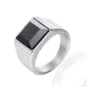 Bague homme en acier argenté avec pierre noire carrée et texture brique gravée