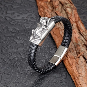 Bracelet punk en cuir tressé noir avec un charme de squelette en métal argenté