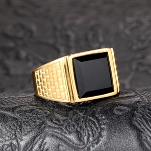 Chevalière dorée pour homme avec pierre noire carrée et anneau à texture de briques
