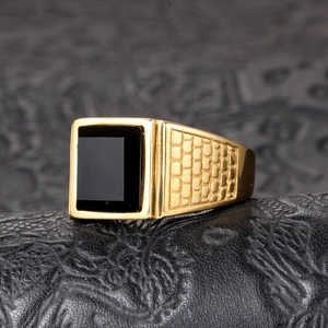 Chevalière pour homme en acier doré avec pierre de zircon rectangulaire noire
