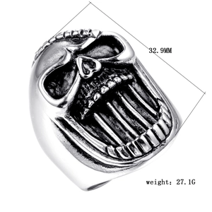 Vue détaillée montrant les dimensions 32,9mm et le poids 27,1g de la bague crâne