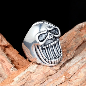 Bague tête de mort gothique pour homme en acier inoxydable sur socle en bois rustique