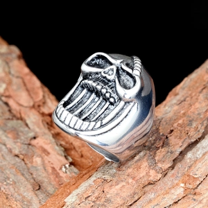 Bague tête de mort gothique en acier inoxydable style punk sur fond d'écorce rugueuse