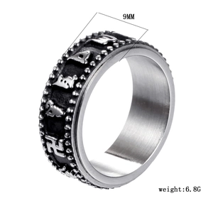 Détail montrant la largeur de 9 mm et le poids de 6,8 g de la bague en acier avec symboles