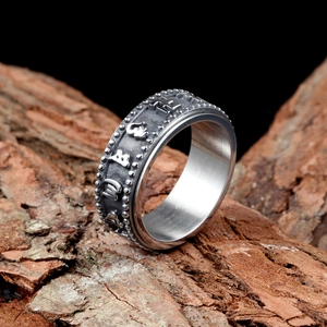 Bague rotative en acier titane vintage avec caractères gravés sur écorce
